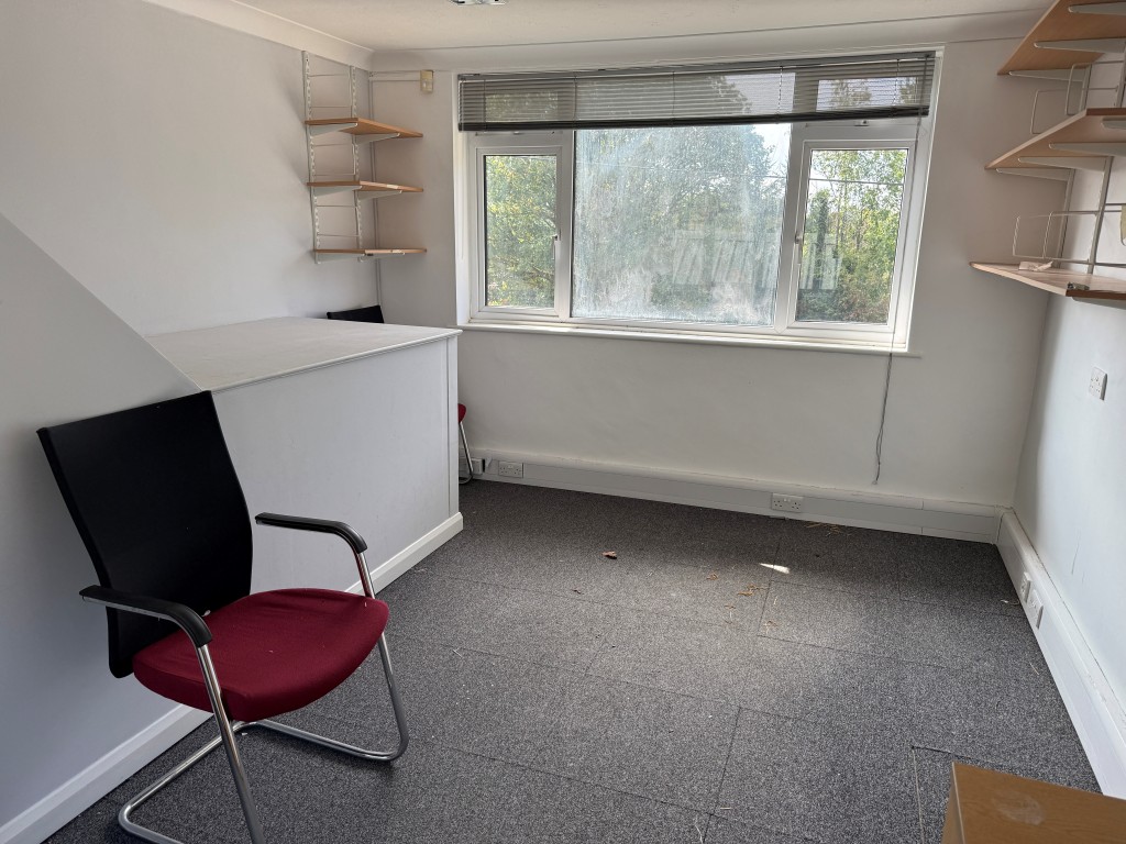 Lot: 11 - DETACHED PROPERTY ARRANGED AS OFFICES AND GARAGES WITH POTENTIAL - FF office 2 above office 1